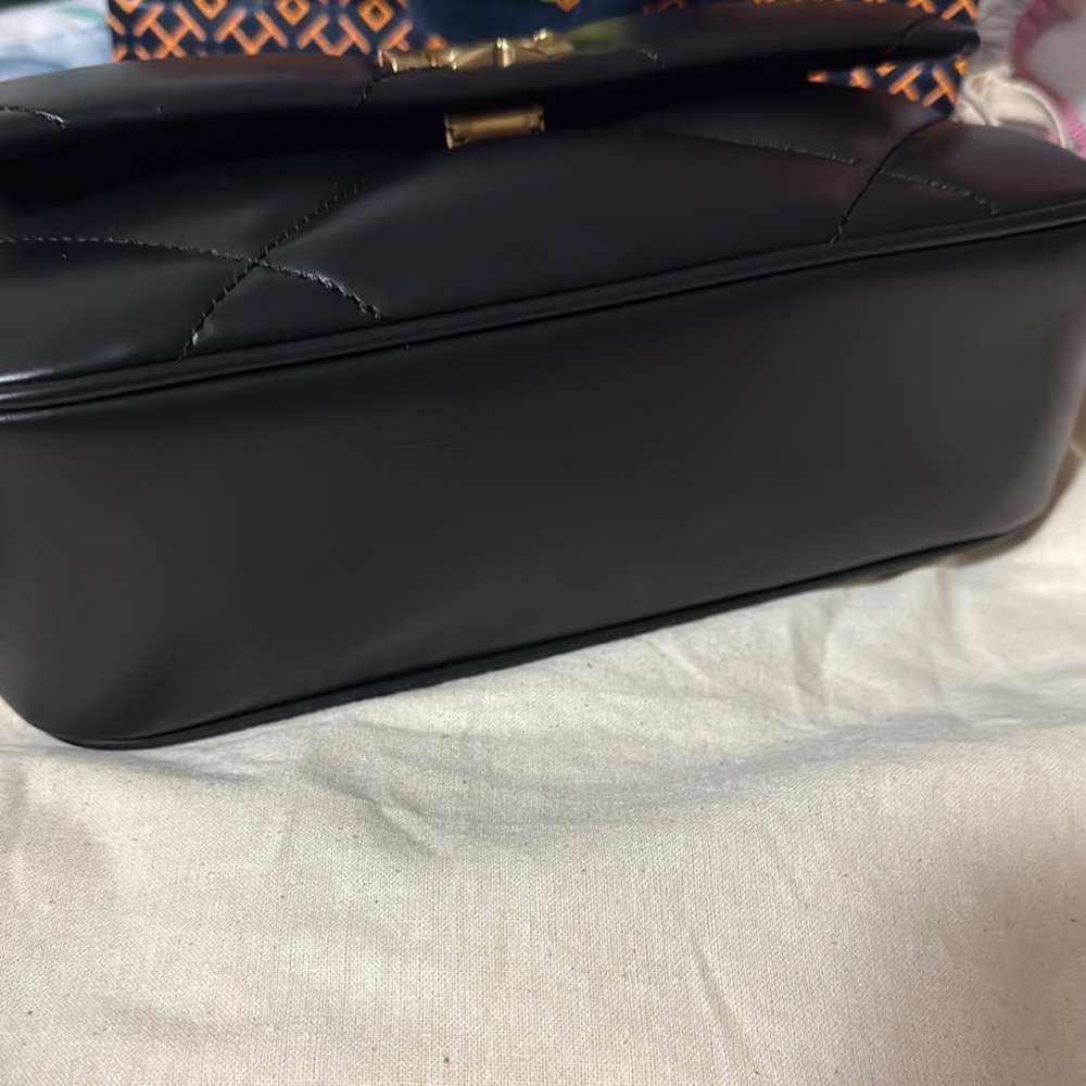 Black and Gold Quilted Shoulder Bag with Structured Design - Picture 5 of 9